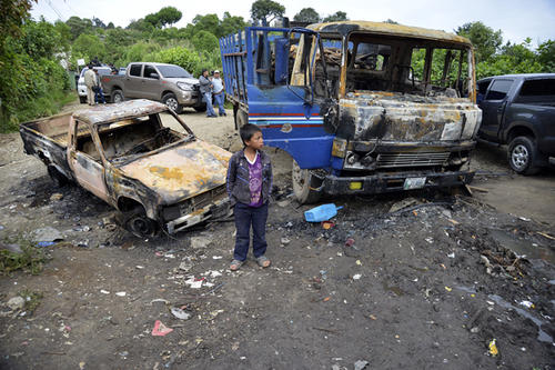 En medio de la trifulca, quemaron vehículos. (Foto: Deccio Serrano/Soy502)