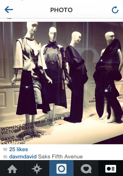 Los diseños de David Valencia en la vitrina de Saks Fifth Avenue. (Foto: Instagram David Valencia)