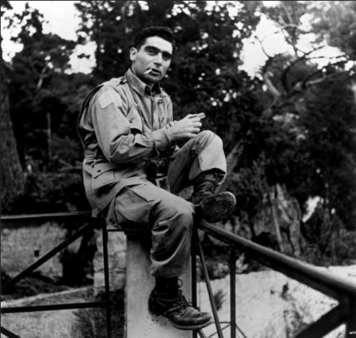 Robert Capa murió hace 55 años, cuando una mina antipersonal le estalló mientras tomaba fotografías en Indochina.