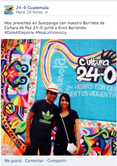 Por momentos se confundía con los jóvenes de la población que elaboraban los barriletes y luchaban por hacerlos volar. Erick Barrondo fue el invitado especial en Sumpango pues su lucha por la prevención de la violencia está siempre presente.