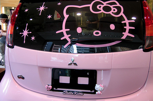 Estas pegatinas de la parte trasera hacen alusión al personaje Hello Kitty.