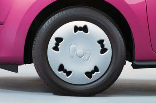 Detalle de las tapas, con los lazos que usa este personaje animado.