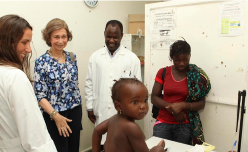 La Reina Sofía visitando un centro de salud en Manhiça, Mozambique. (Foto: Casa Real Española)