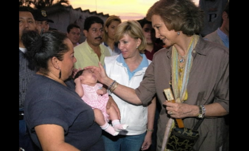 La Reina Sofía visitó Guatemala en 2005, después de la tormenta "Stan". (Foto: EFE)