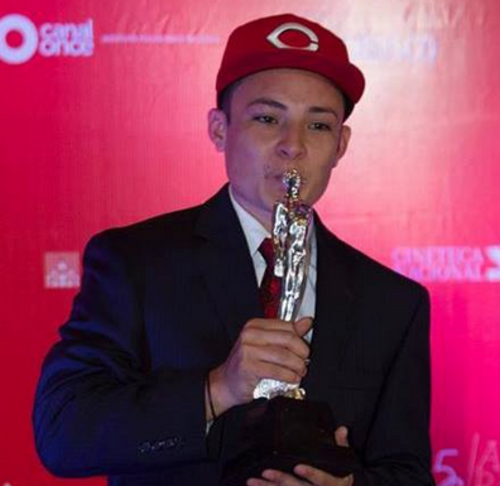 Brandon López besa la estatuilla del Premio Ariel, es más importante que entrega la Academia Mexicana de Artes y Ciencias Cinematográficas.