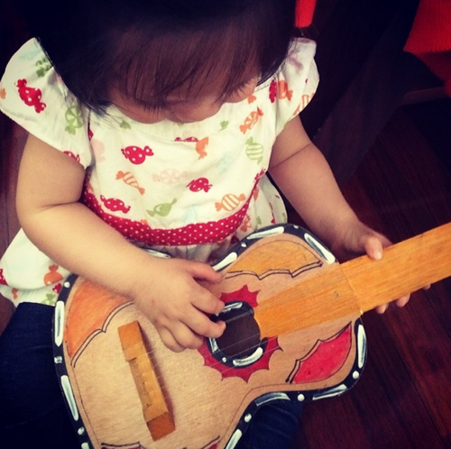 Esta guitarra duró varias temporadas en la casa, creo que ha sido de los juguetes más productivos.