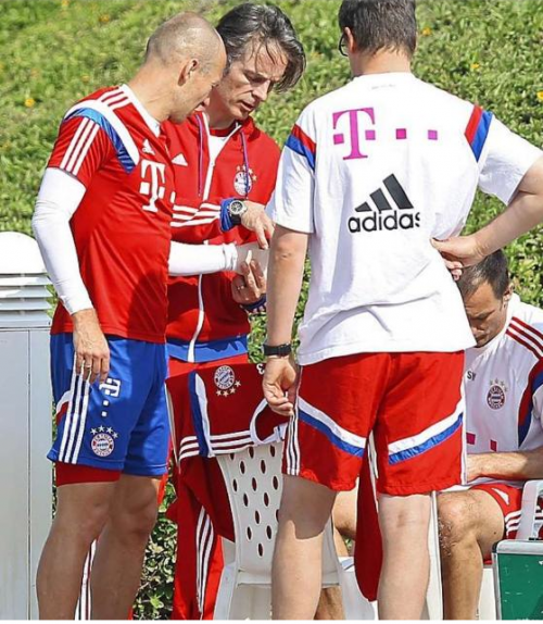 El médico del equipo ajusta el vendaje a Robben en el área dañada. (Foto: Bild)
