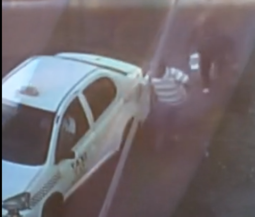 El taxista huye con los billetes de lotería.