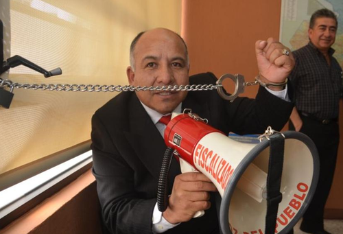 El diputado Luis Chávez se encadenó a una ventana en el MIDES. (Foto: Archivo/Soy502)