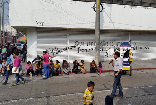 En las afuera del Ministerio de Desarrollo, simpatizantes del diputado Luis Chávez. (Foto: Twitter La Nación)