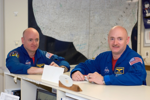 Los astronautas, hermanos gemelos, Scott y Mark Kelly que serán parte de un experimento sobre como afecta las condiciones del Espacio al cuerpo humano. (Foto: Nasa)