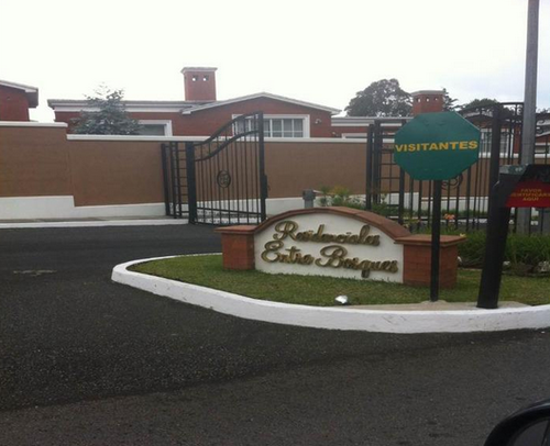 Vista de la entrada principal al residencial Entre Bosques ubicado en el km 18.5 en Santa Catarina Pinula.