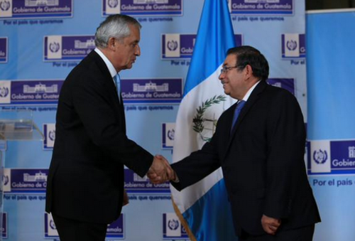 El presidente Pérez Molina juramentó a Edwin Rodas como Ministro de Energía y Minas. Seis días después le pidió su renuncia. (Foto: Archivo/Soy502)