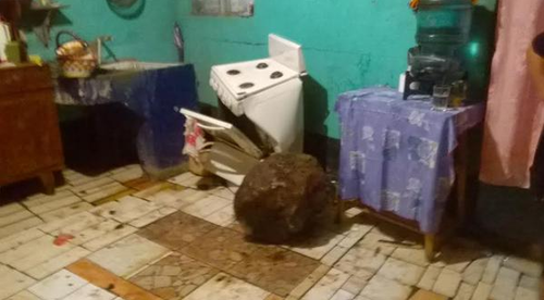 Un deslizamiento de tierra afectó una vivienda en el Callejón Galiz de San Miguel Petapa. (Foto: Conred)