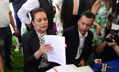 Pablo González sentado junto a Roxana Baldetti el día que fue presentado el proyecto de limpieza del lago de Amatitlán a la prensa. (Foto: Archivo/Soy502)