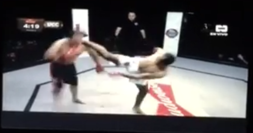 Esta es la patada, el primer golpe en toda la pelea, que decide por completo el combate.