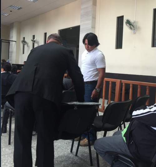 Momento en que Emil González ( de blanco) sale de la sala de audiencias del juzgado B de Mayor Riesgo. (Foto: Evelyn de León/Soy502)