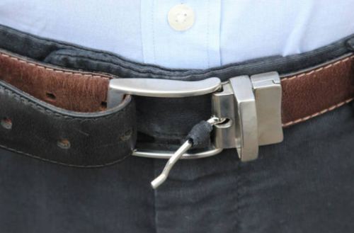 Por esa pieza debe pasar la parte metálica del cincho. (Foto: El Salvador.com)