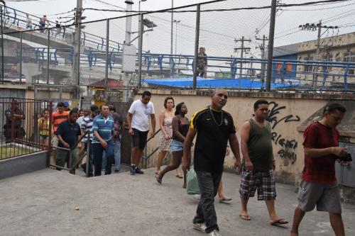 Los votantes acuden para elegir entre Dilma Rousseff del Partido de los Trabajadores y Aecio Neves del Partido de la Social Democracia Brasileña bajo fuertes medidas de seguridad. (Foto: AFP).