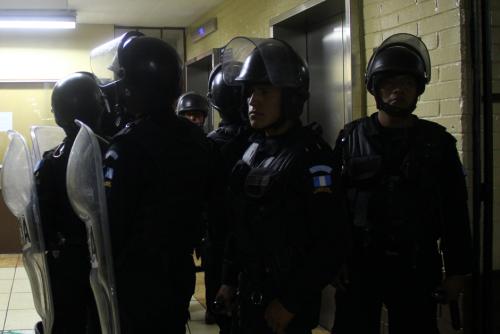 En la salida del ascensor, le esperaban nueve agentes de las Fuerzas Especiales para proteger su salida. (Foto: Alexis Batres/Soy502)
