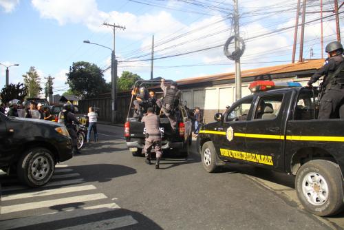 El despliegue de seguridad en la calle también fue exagerado. (Foto: Alexis Batres/Soy502)
