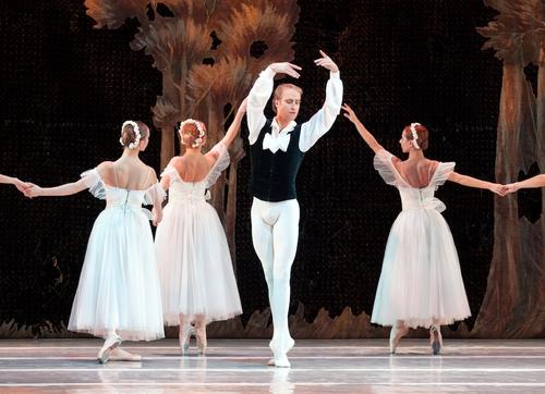 Las Sílfides se compone de música de Frédéric Chopin y se presentó por primera vez en 1909, en el Théâtre du Châtelet. (Foto: Ballet de Kiev oficial)