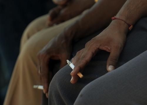 Fumadores pakistaníes. (Foto: AFP)