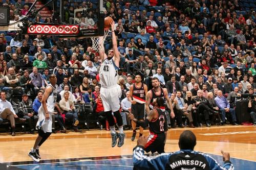 Los timberwolves frenaron a los Trail Blazers de Portland en el Target Center en Minneapolis, Minnesota