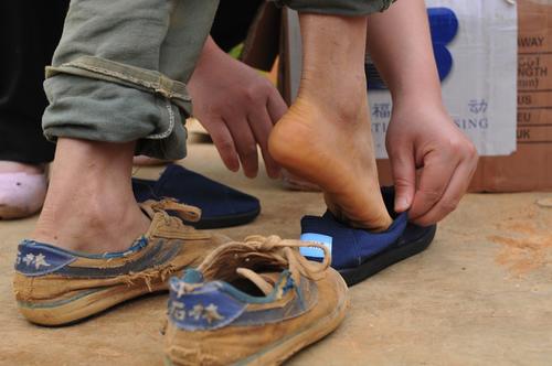 Toms entrega zapatos a los niños que lo necesitan. (Foto: ob.org)