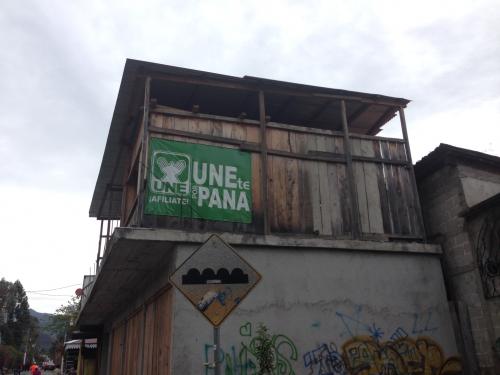 La UNE también ha colocado su propaganda. (Foto: Soy502)