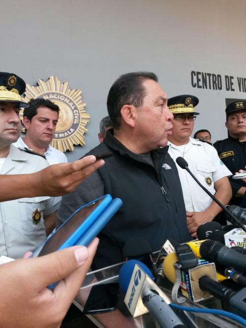 El ministro de Gobernación, Mauricio López Bonilla, dijo que esperan dar con el paradero de los atacantes a la brevedad posible con la ayuda de las cámaras ubicadas en el sector. (Foto: Cortesía Ministerio de Gobernación)