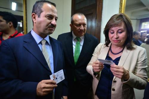 Sandra Torres observa la credencial que la acredita como la primer candidata presidencial inscrita para participar en las elecciones de septiembre. (Foto: Wilder López/Soy502)