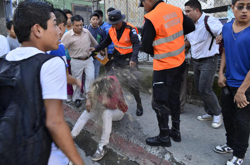Un ladrón de celulares recibe una paliza de la muchedumbre