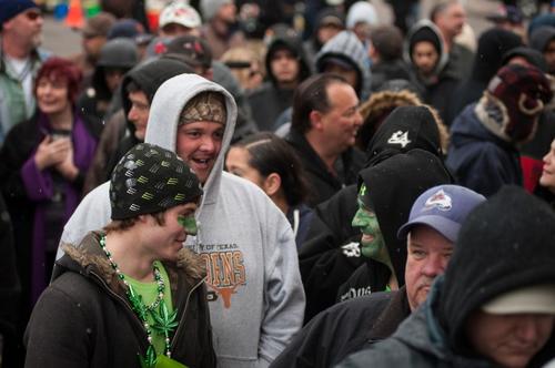 Cientos de consumidores aguardaron durante varias horas, pese a las gélidas temperaturas, a que abrieran las puertas de las tiendas autorizadas para la venta de marihuana para consumo recreativo. (Foto: AFP)