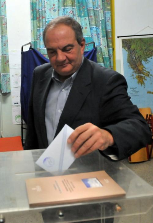 El Primer Ministro de Grecia, Kostas Karamanlis, votó este domingo, pero a su partido conservador no le alcanzaría para continuar con el poder en Grecia. (Foto: AFP)