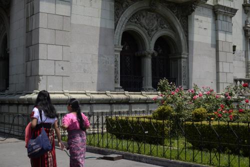 La fachada del Palacio Nacional presenta un grafiti. (Foto: Wilder López/Soy502)