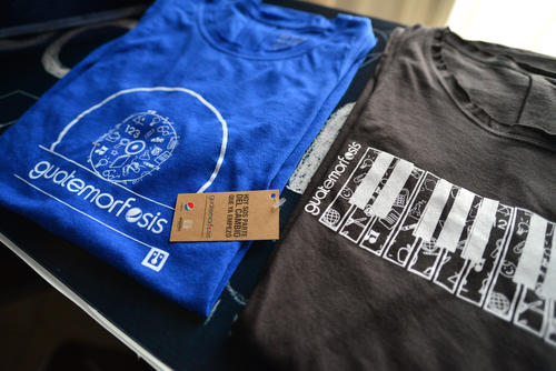Las playeras para hombre y mujer estarán disponibles a partir de febrero en la página www.guatemorfosis.com. (Foto: Wilder López/Soy502)