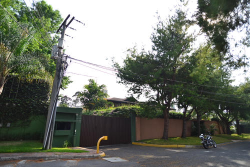 Esta es la entrada a otra de las residencias de Roxana Baldetti.