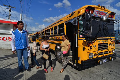 La mayoría de personas llegaron al lugar en buses contratados por el partido Viva, desde las zonas 5, 6 y 7. (Foto: Wilder López/Soy502)