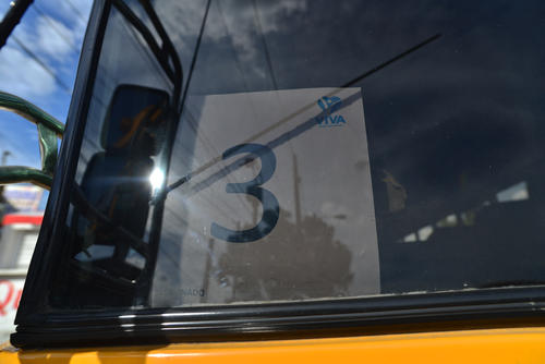 Los buses en los que fueron llevadas las personas al mitin iban numerados, eran parte de una cuidada logística. (Foto: Wilder López/Soy502)