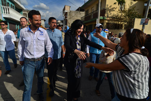 Zury Ríos entró caminando a la actividad en la zona 18, recorrió unos 50 metros entre saludos y abrazos de los presentes. (Foto: Wilder López/Soy502)