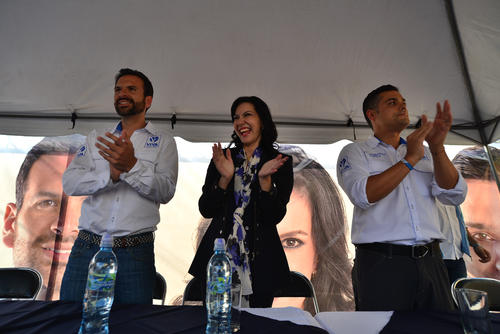 Durante el mitin, Zury Ríos estuvo acompañada del candidato a la alcaldía, Veneno Cruz, y el candidato a diputado Luis Hernández. (Foto: Wilder López/Soy502)