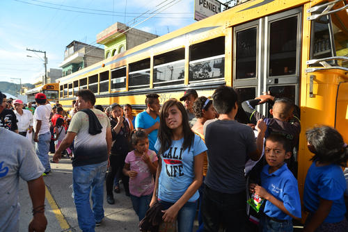 Al finalizar, la gente se retiró ordenadamente en los mismos buses numerados en los que llegaron. (Foto: Wilder López/Soy502)