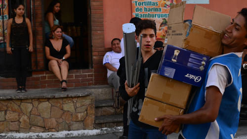 No todos los regalos fueron entregados. El resto se guarda para el próximo mitin. (Foto: Wilder López/Soy502)