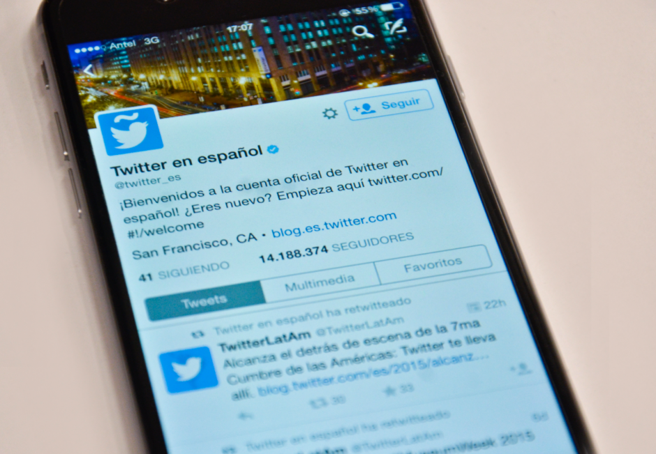  Twitter anunció que está probando con algunos usuarios el ordenar el despliegue de los tuits por su relevancia y no por el momento en el que son publicados. (Foto: cromo.com.uy)