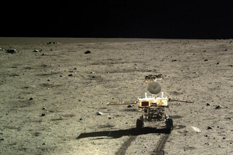 El explorador "Yutu" está siendo revisado por científicos chinos tras encontrar un fallo de funcionamiento debido al "complicado entorno de la superficie lunar". (Foto: minutouno.com)