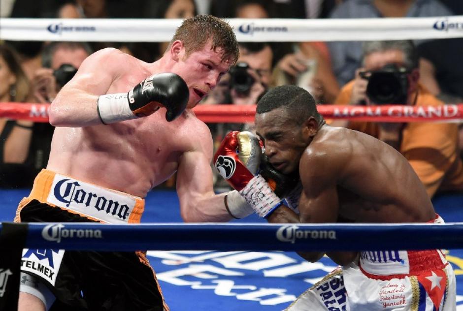 El mexicano excampeón mundial Saúl "Canelo" Álvarezsuperó por la vía de la decisión dividida al cubano Erislandy Lara. (Foto: EFE)