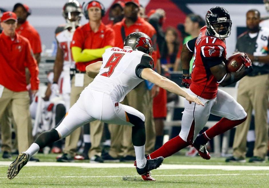 Devin Hester de los Falcons elude una tacleada de Michael Koenen de los Bucaneros. (Foto: AFP)