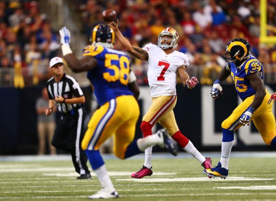 Keapernick (7) guió a los 49ers a su tercer victoria consecutiva en la temporada. (Foto: AFP)