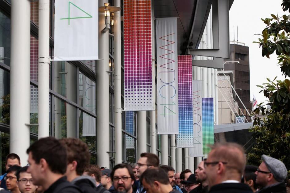 Los asistentes esperan para entrar en el Apple conferencia de desarrolladores WWDC 2014 que tendrá lugar en el Moscone Center en San Francisco. (Foto: Justin Sullivan/AFP)